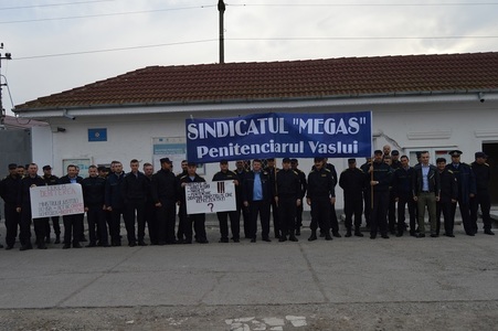 Peste 40 de angajaţi ai Penitenciarului Vaslui au protestat în faţa unităţii, solicitând demisia ministrului Justiţiei