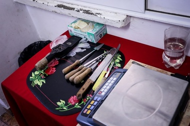 REPORTAJ: La Târgşor, pachetele deţinutelor sunt controlate cu sula. Vechiul aparat cu raze x nu are autorizaţie: E dosar penal dacă-l folosim - GALERIE FOTO