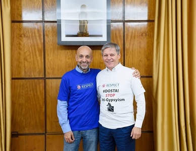 Cioloş a îmbrăcat un tricou al campaniei ”Dosta!”, a Consiliului Europei, împotriva stigmatizării romilor