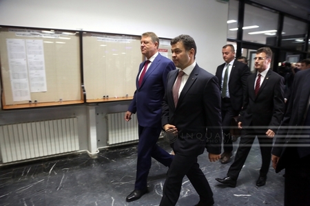 Iohannis: Formarea profesorilor ar trebui mult îmbunătăţită. Dascălul nu e respectat în societate. Dascălii sunt prost pregătiţi şi de multe ori jigniţi