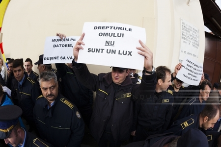 Aproximativ 70 de angajaţi de la Penitenciarul Timişoara au protestat, solicitând demisia ministrului Justiţiei. FOTO