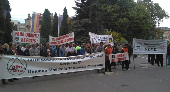 Peste 100 de angajaţi Oil Terminal au protestat în faţa Prefecturii Constanţa, cerând demisia ministrului Energiei