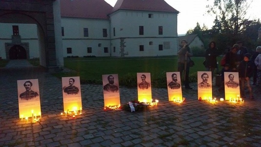 Aproximativ 150 de persoane au aprins lumânări în memoria celor 13 generali executaţi la Arad în urmă cu 167 de ani - FOTO