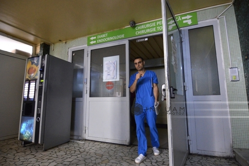 DSP Dolj a decis suspendarea activităţii a trei secţii ale SJU Craiova. Managerul spune însă că nu are unde să-i trimită pe pacienţi
