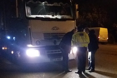 Controale ale Poliţiei şi ANSVSA la intrările în Bucureşti. Sunt verificate transporturile de alimente şi animale vii