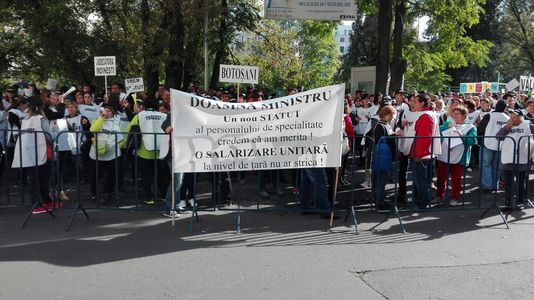 Peste 400 de grefieri protestează la Ministerul Justiţiei, nemulţumiţi de condiţiile de muncă şi de inechităţile salariale