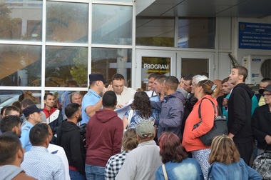 O sută de persoane, de trei ore în faţa Agenţiei de Mediu Ploieşti ca să-şi depună dosarele pentru Casa Verde; în Alexandria coada s-a format încă de vineri