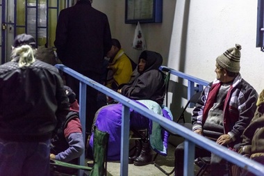 Cozi în toată ţara la agenţiile de mediu la depunerea dosarelor pentru programul Casa Verde; cei mai mulţi oameni s-au aşezat la rând din timpul nopţii