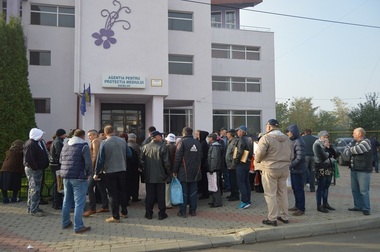 REPORTAJ - Vaslui: Noapte petrecută în frig, cu prezenţă din oră în oră, la Agenţia de Mediu, pentru depunerea dosarelor pentru programul Casa Verde