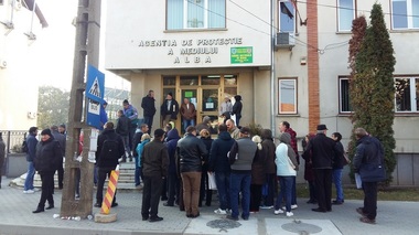 Alba: Peste 200 de persoane la coadă pentru depunerea dosarelor pentru Casa Verde. Instituţia a suplimentat personalul ca să înregistreze solicitările