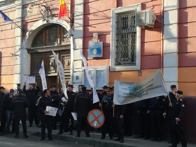 Aproximativ 50 de gardieni de la Penitenciarul Oradea au protestat în faţa Prefecturii Bihor cerând salarii mai mari şi condiţii mai bune de muncă - FOTO