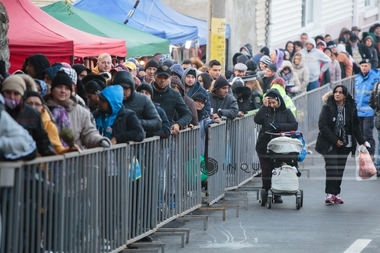 Peste 12.000 de pelerini s-au închinat la racla cu moaştele Sfintei Parascheva. Cincisprezece persoane au necesitat îngrijiri medicale