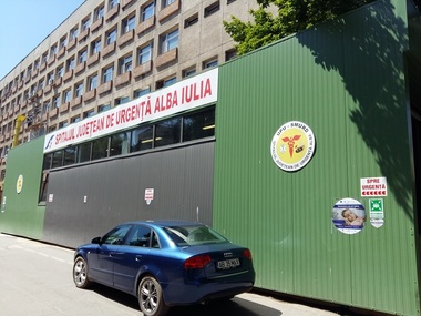 Anchetă la Spitalul Judeţean Alba, după ce un bebeluş a suferit o rană gravă la o mână în urma unui tratament intravenos