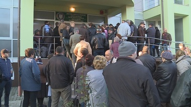 Peste 50 de buzoieni aşteaptă în ploaie pentru a depune dosare pentru programul ”Casa Verde”; APM: Cei mai mulţi au solicitat panouri solare presurizate