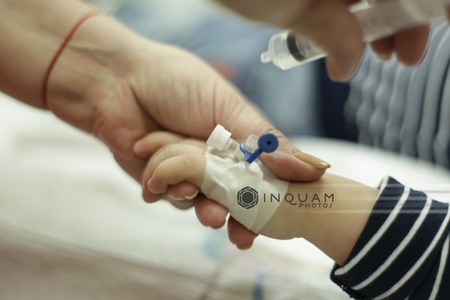 Cluj: Bebeluşul cu o rană gravă la mână după un tratament ar putea fi supus, săptămâna viitoare, unei operaţii cu grefă de piele