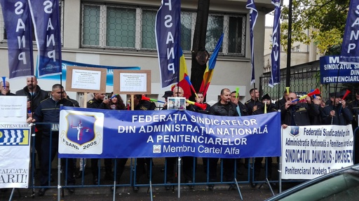 Aproximativ 50 de angajaţi din sistemul penitenciar au protestat la ANP. Ei anunţă că la mitingul din 19 octombrie de la MJ aşteaptă 2.000 de oameni