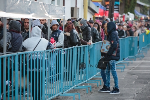 Peste 1.500 de persoane aşteaptă la Iaşi, pe o ploaie torenţială, să se închine la moaştele Sfintei Cuvioasei Parascheva