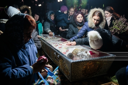 Peste 50.000 de pelerini s-au închinat la racla cu moaştele Sfintei Cuvioase Parascheva. Miercuri seară, are loc procesiunea Calea Sfinţilor