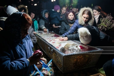 Peste 50.000 de pelerini s-au închinat la racla cu moaştele Sfintei Cuvioase Parascheva. Miercuri seară, are loc procesiunea Calea Sfinţilor