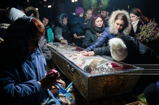 Peste 50.000 de pelerini s-au închinat la racla cu moaştele Sfintei Cuvioase Parascheva. Miercuri seară, are loc procesiunea Calea Sfinţilor