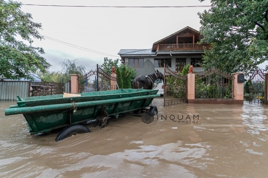 Persoane evacuate din cauza inundaţiilor (Foto: Inquam Photos / Ovidiu Iordachi)