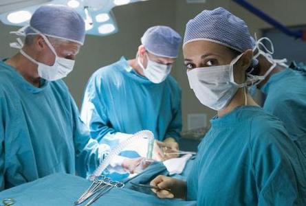 Constanţa: Tumoră ovariană de câteva kilograme la o fată de 14 ani, operată laparoscopic împreună cu medici germani