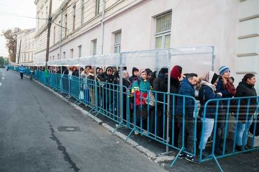 Iaşi: Peste 4.000 de credincioşi aşteaptă la o coadă de aproape doi kilometri, pentru a se închina la moaştele Sf. Parascheva