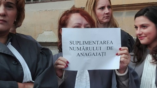 Sibiu: Peste 30 de grefieri de la mai multe instanţe au protestat, nemulţumiţi, în principal, de lipsa de personal