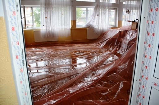 Clase inundate şi apă curgând prin tavane la o şcoală specială din Argeş după ce o firmă a decopertat acoperişul şi nu l-a închis pe ploaie - FOTO