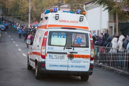 Peste 150 de credincioşi care au participat la pelerinajul de la Iaşi au necesitat îngrijiri medicale, 16 au fost transportaţi la spital