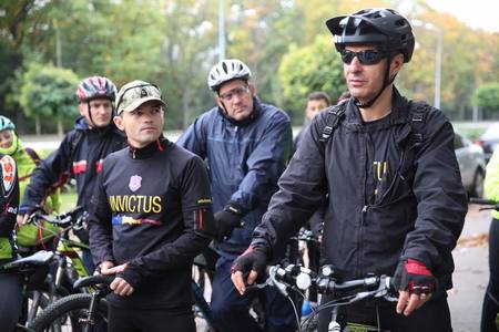 Ministrul Apărării a pedalat 56 de kilometri ca să strângă bani pentru participarea militarilor răniţi la jocurile paralimpice de la Toronto