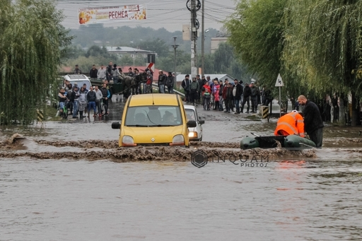 Galaţi: Două motopompe de mare capacitate sunt montate de pompieri pentru evacuarea apei de pe DN 25, închis în urma inundaţiilor