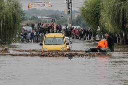 Galaţi: Drumul naţional 25, închis parţial în urma inundaţiilor, a fost redeschis