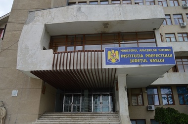 Vaslui: Biroul prefectului, afectat de ploile abundente din ultima perioadă, apa curgând din tavan pe masa de lucru