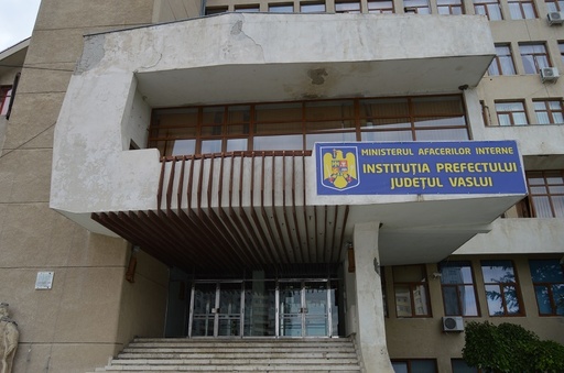 Vaslui: Biroul prefectului, afectat de ploile abundente din ultima perioadă, apa curgând din tavan pe masa de lucru