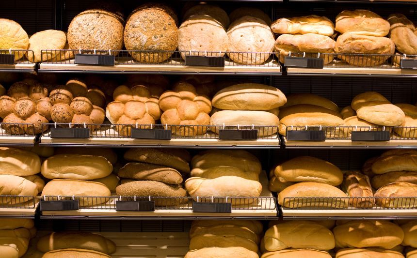 Magazinele care vând pâine şi produse de patiserie, dar şi restaurantele, vor fi obligate de joi să informeze asupra produselor obţinute prin decongelare