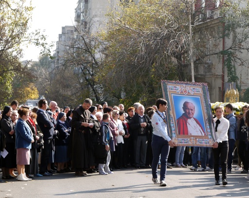 Procesiune cu relicva Papei Ioan Paul al II-lea, duminică, în Capitală