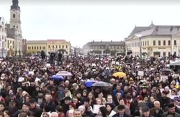Oradea: Mii de persoane, la un miting pentru susţinerea familiei tradiţionale. Participanţii au cerut referendum pentru modificarea Constituţiei. VIDEO