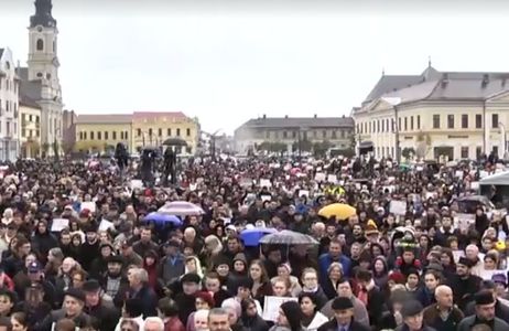 Oradea: Mii de persoane, la un miting pentru susţinerea familiei tradiţionale. Participanţii au cerut referendum pentru modificarea Constituţiei. VIDEO