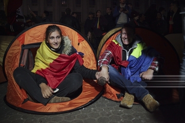 Unioniştii stau peste noapte în Piaţa Universităţii, în corturi; George Simion spune că manifestaţia a fost pregătită, iar corturile sunt de la filiala din Suedia