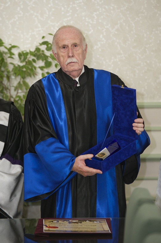Profesorul Richard J. Ablin 
