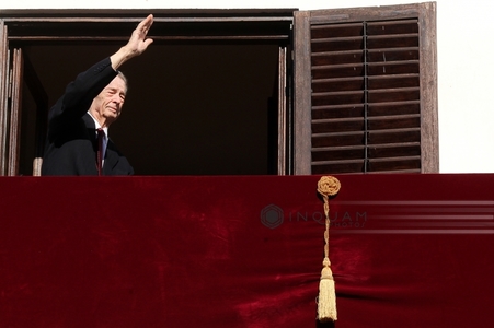Premierul Cioloş îi urează sănătate şi putere regelui Mihai, la împlinirea a 95 de ani