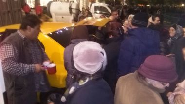 REPORTAJ: Zeci de mii de credincioşi se închină la moaşte în Dealul Patriarhiei. Un taximetrist a împărţit 500 de sarmale pelerinilor