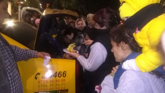 Un taximetrist a împărţit 500 de sarmale pelerinilor din Dealul Patriarhiei/Foto: Elvira Gheorghiţă