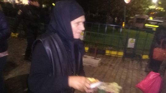 Un taximetrist a împărţit 500 de sarmale pelerinilor din Dealul Patriarhiei/Foto: Elvira Gheorghiţă