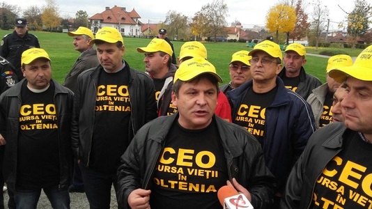 Angajaţi ai CE Oltenia i-au cerut lui Cioloş să ia măsuri privind sistemul energetic şi să ofere protecţie socială salariaţilor 