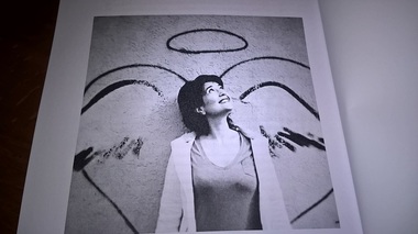 Monica Tănăsoiu, moartă în incendiul din Colectiv, comemorată la Ploieşti prin lansarea unei cărţi cu texte scrise de ea pe blog şi Facebook