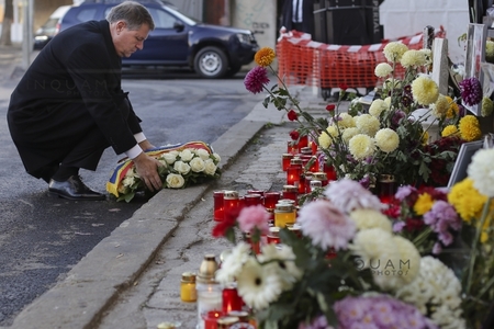 Iohannis a depus o coroană de flori în faţa clubului Colectiv în memoria celor 64 de victime ale tragediei. Preşedinţia organizează o slujbă de pomenire la Cotroceni. UPDATE