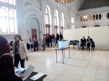 Studenţii moldoveni din Galaţi votează pentru un trai mai bun, fără corupţie şi cu orientare spre Europa: Am venit la vot cu gândul la schimbările care vreau să se întâmple acasă