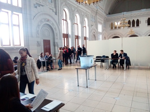 Studenţii moldoveni din Galaţi votează pentru un trai mai bun, fără corupţie şi cu orientare spre Europa: Am venit la vot cu gândul la schimbările care vreau să se întâmple acasă